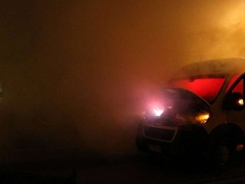Simulación de incendio vehicular con humo de entrenamiento
